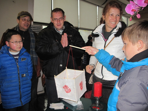 Expats celebrate Lantern Festival in Chengdu