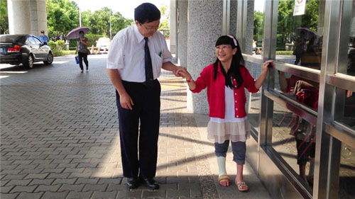 Taiwan treatments help Xiamen crawling girl stand up