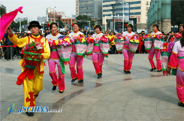 Intangible cultural heritage show staged in Zhenjiang