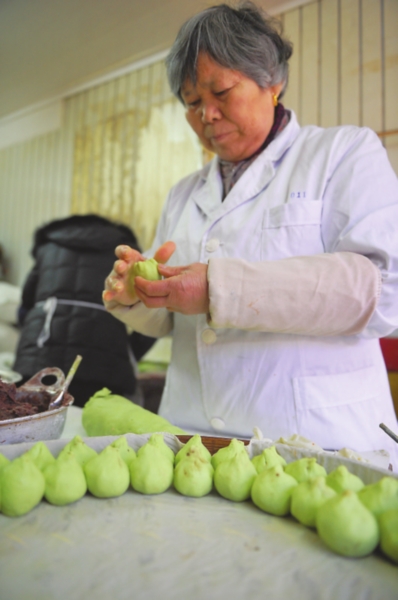 Make a sweet green rice ball in spring