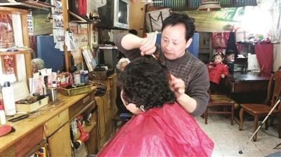 Jiangsu's most generous barber