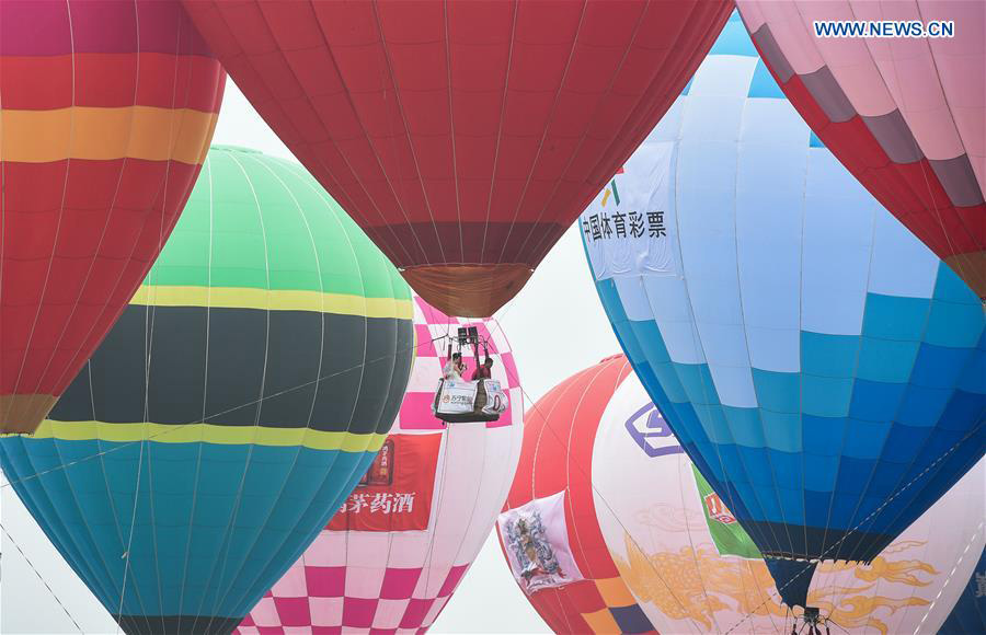 Group wedding on hot air balloons held in E China