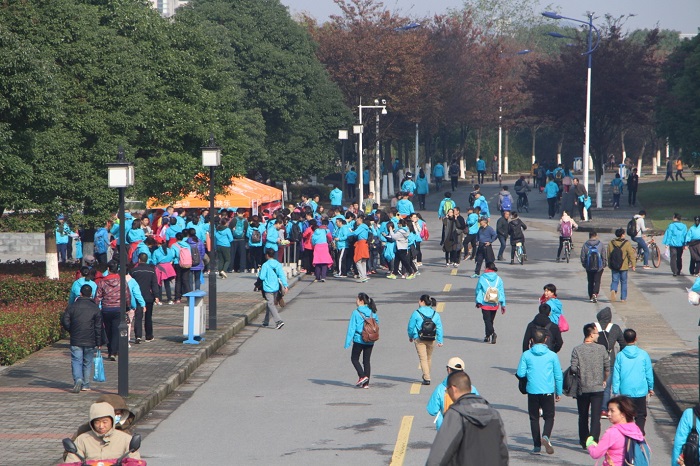 Wuxi early birds relish 10k city hike