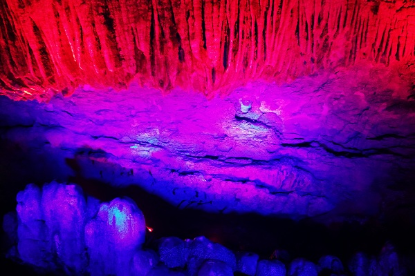 Explore dazzling karst caves in Xinyu