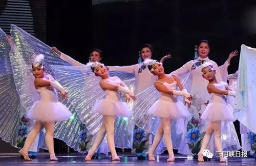 Lushi dama show their love for swan city