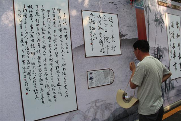 Outdoor exhibition displays paintings and calligraphy in Sanmenxia