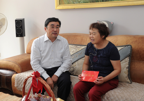 Ling Yueming visits family members of martyrs, model workers and veterans