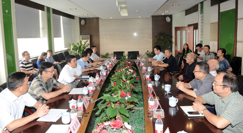 Ling Yueming visits family members of martyrs, model workers and veterans