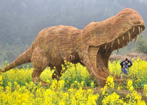 Town erects straw sculptures to woo tourists