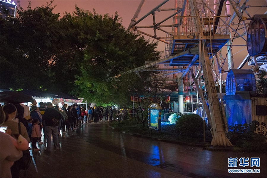 26-year-old ferris wheel answers curtain calls in Chongqing