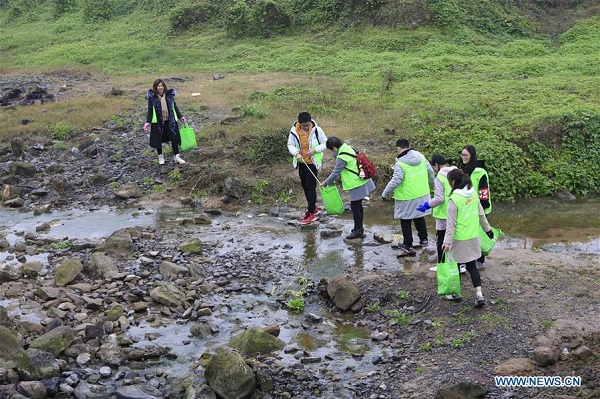 Volunteers take action to clear, protect local river in Chongqing