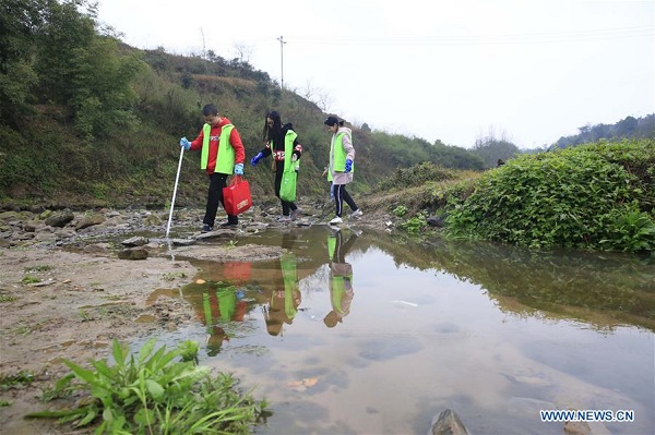 Volunteers take action to clear, protect local river in Chongqing