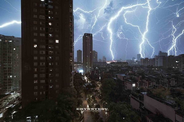 Chongqing photographer chases lightning