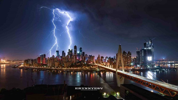 Chongqing photographer chases lightning