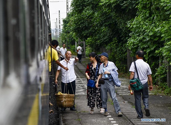 Low-speed green trains still in operation in SW China