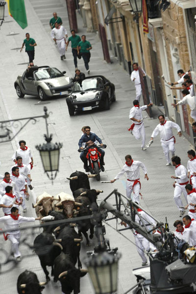 Cruise and Diaz ride motorbike during the filming of 