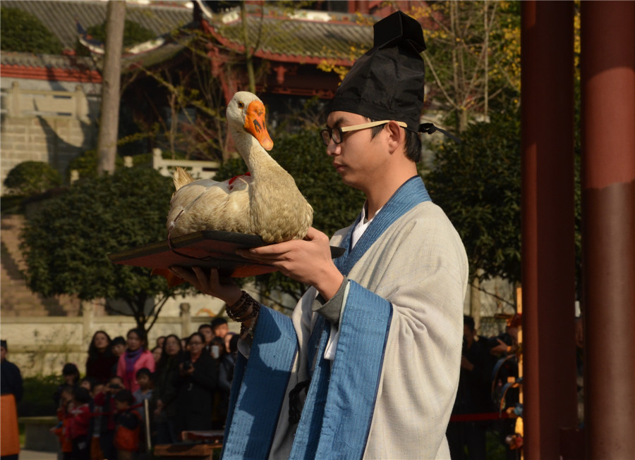 Dujiangyan restores traditional meeting etiquette