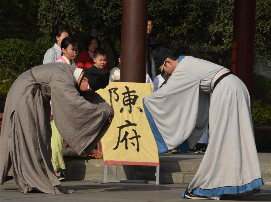 Dujiangyan restores traditional meeting etiquette