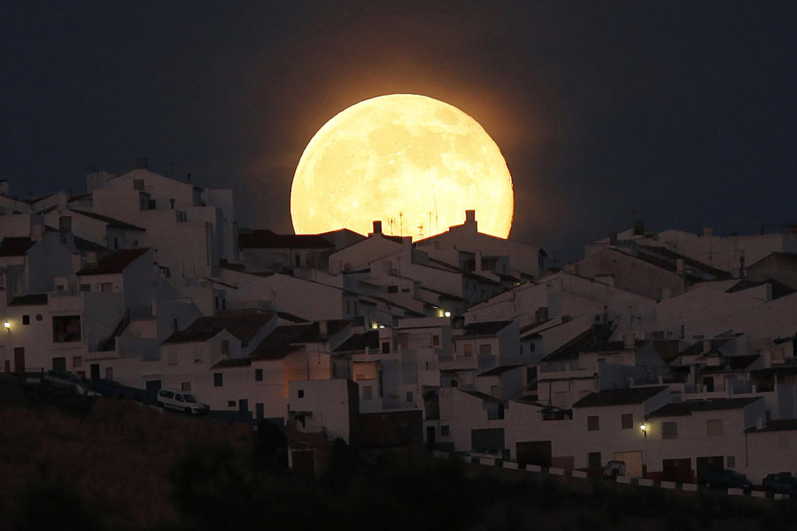 Supermoon dazzles the skies on Saturday