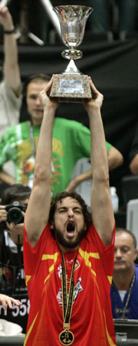 Spain's Pau Gasol raises the Naismith trophy after their victory over Greece during their final game at the world basketball championships in Saitama, Japan, September 3, 2006. 