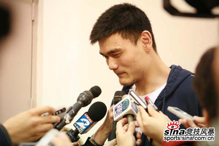 Yao Ming pays a New Year call for Chinese community