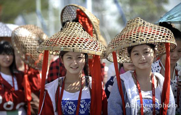 Asian Games: volunteers, performers and tourists