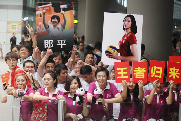 Victorious volleyball team receive heroes' welcome on return