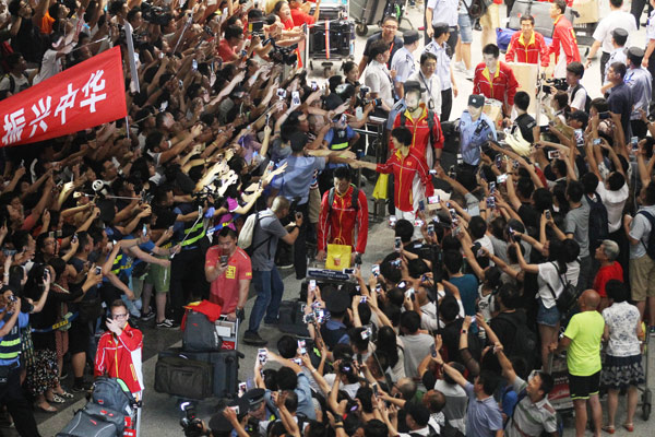 Victorious volleyball team receive heroes' welcome on return