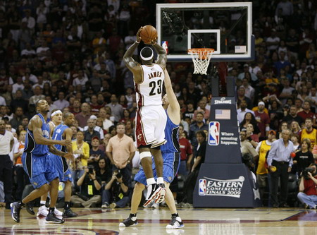 James' buzzer-beater lifts Cavaliers over Magic