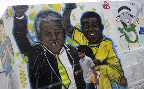 Mandela, Pele, Maradona murals on Brazilian street