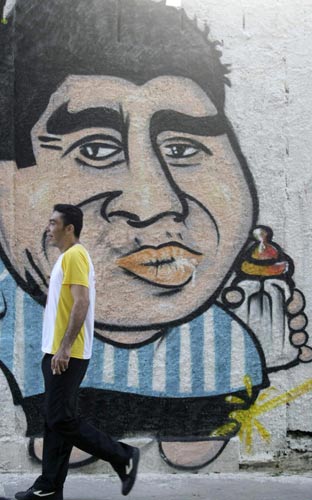 Mandela, Pele, Maradona murals on Brazilian street