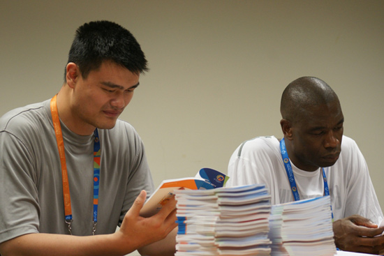 Yao reunites with former teammate at Athens Special Olympics