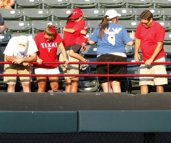 US baseball fan dies from fall reaching for ball