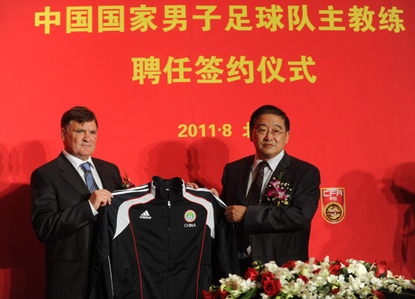 China appoints Camacho as coach of soccer team