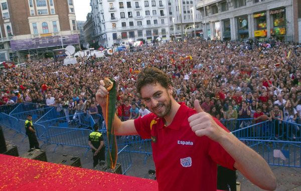 Spanish basketball team parades celebrating European title