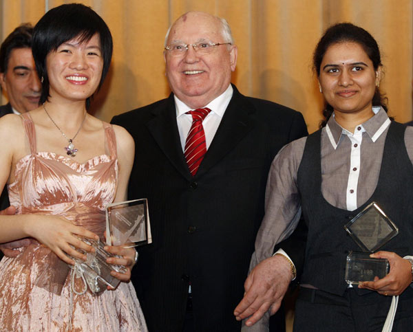 Gorbachev awards champion trophy to Hou Yifan