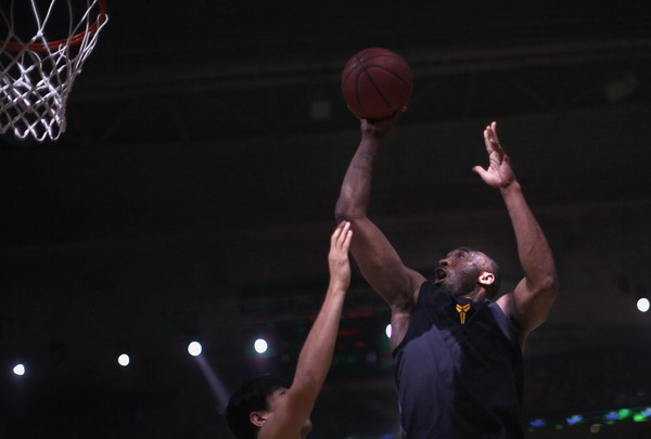 Kobe Bryant lights up charity game in Shanghai