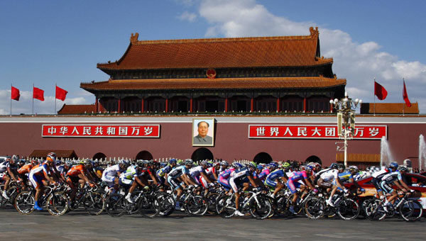 World-class cyclists ride around Beijing