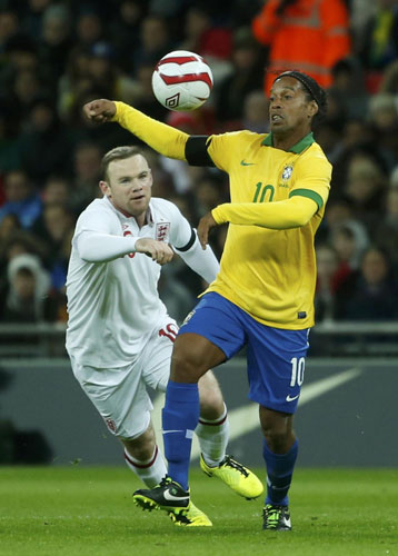 Ronaldinho misses penalty, taken off in ponderous return