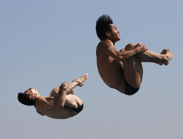 Chinese pair wins gold in men's 3m synchro springboard