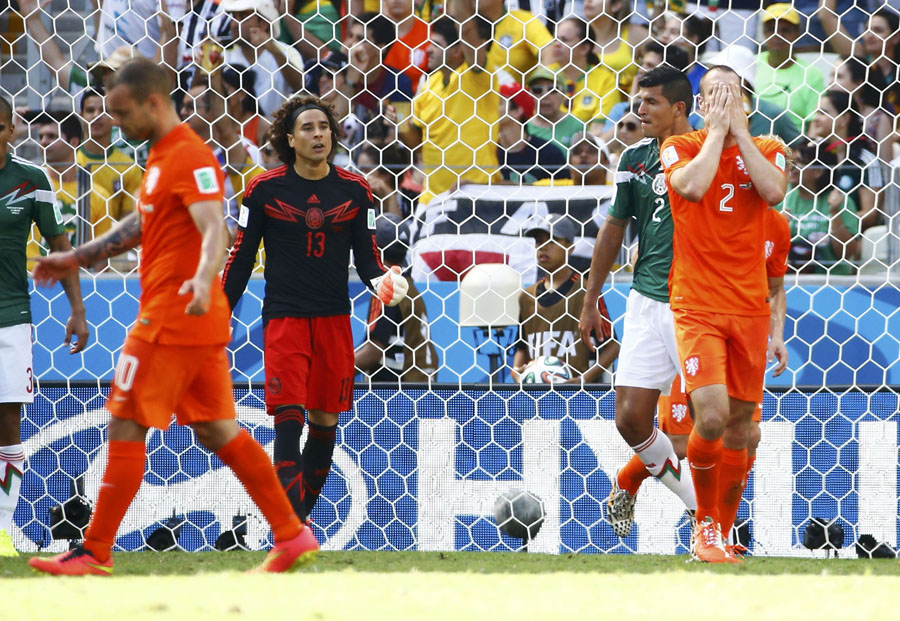 Huntelaar penalty gives Dutch last-gasp 2-1 win