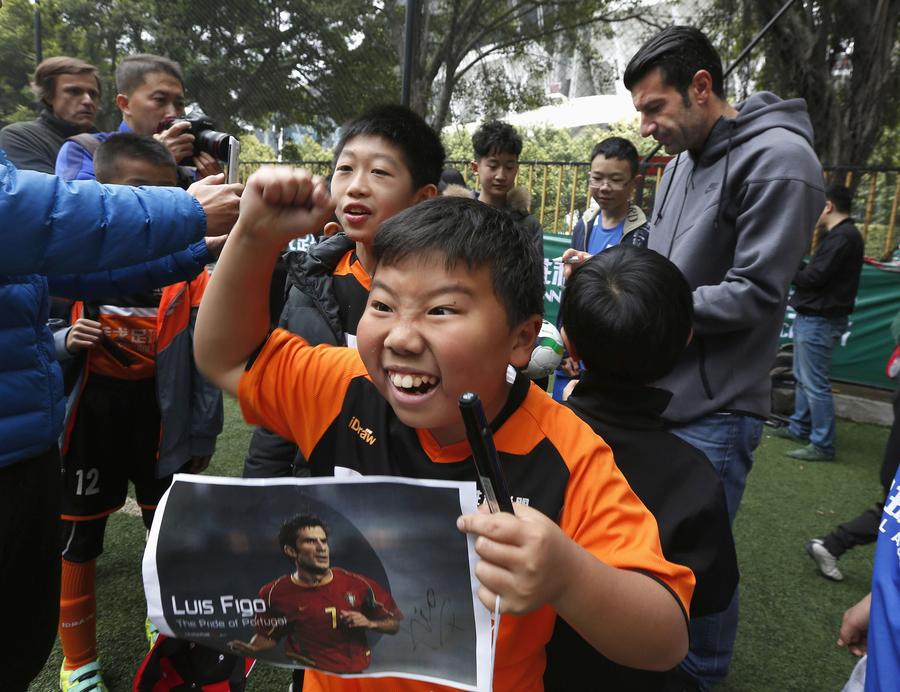 Figo charms soccer fans in Guangzhou