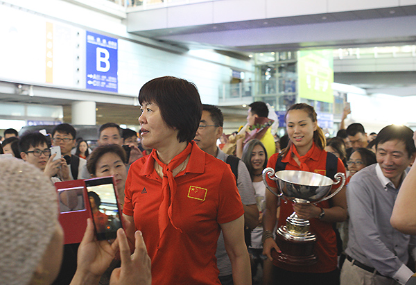 Women's volleyball team receives hero's welcome