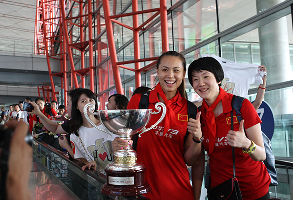 Women's volleyball team receives hero's welcome