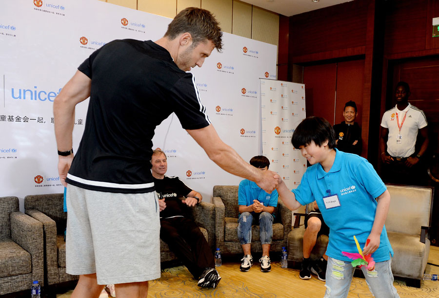 Manchester United players meet young Chinese fans