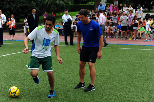 English soccer legends Michael Owen, Mark Wright, target China