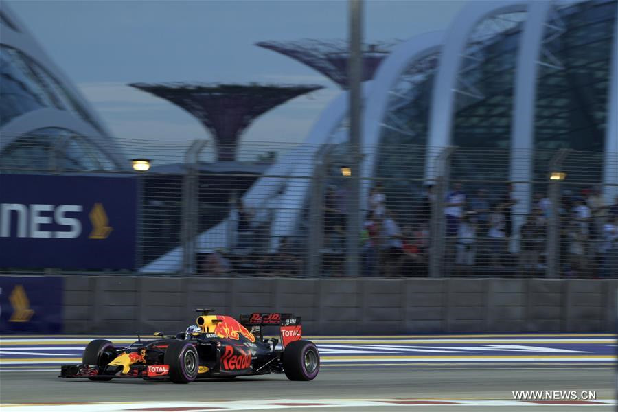 Rosberg gets pole position at F1 Singapore Grand Prix 2016