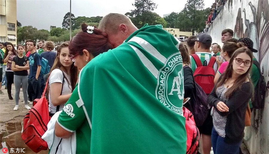 Chapecoense fans mourn players lost in crash