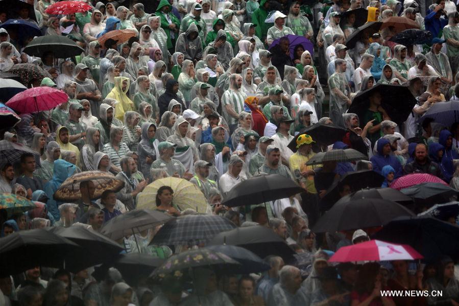 Brazil holds mass funeral for slain members of Chapecoense