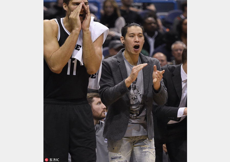 Looking out for team: Injured Jeremy Lin helps coach